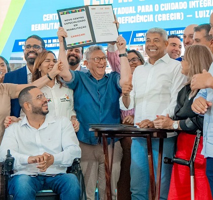 Prefeito Caetano ao lado do governador Jerônimo e outras autoridades como a secretária de saúde do Estado Roberta Santana e do Municipio Rosangela Almeida